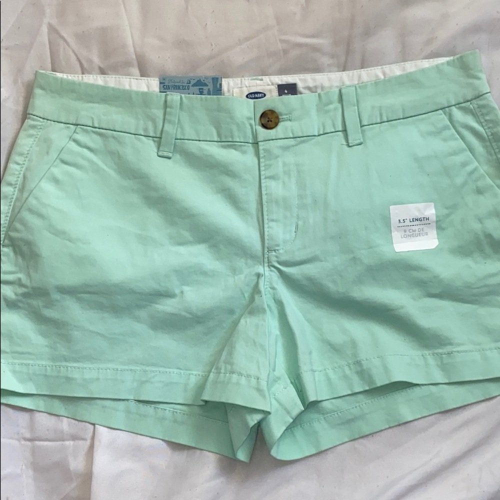 Old navy shorts in a beautiful color!!